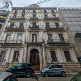 La facciata � stretta tra un discutibile edificio dal gusto post-moderno e l�ex Istituto del Sacro Cuore, oggi in corso di restauro per farne un complesso residenziale 